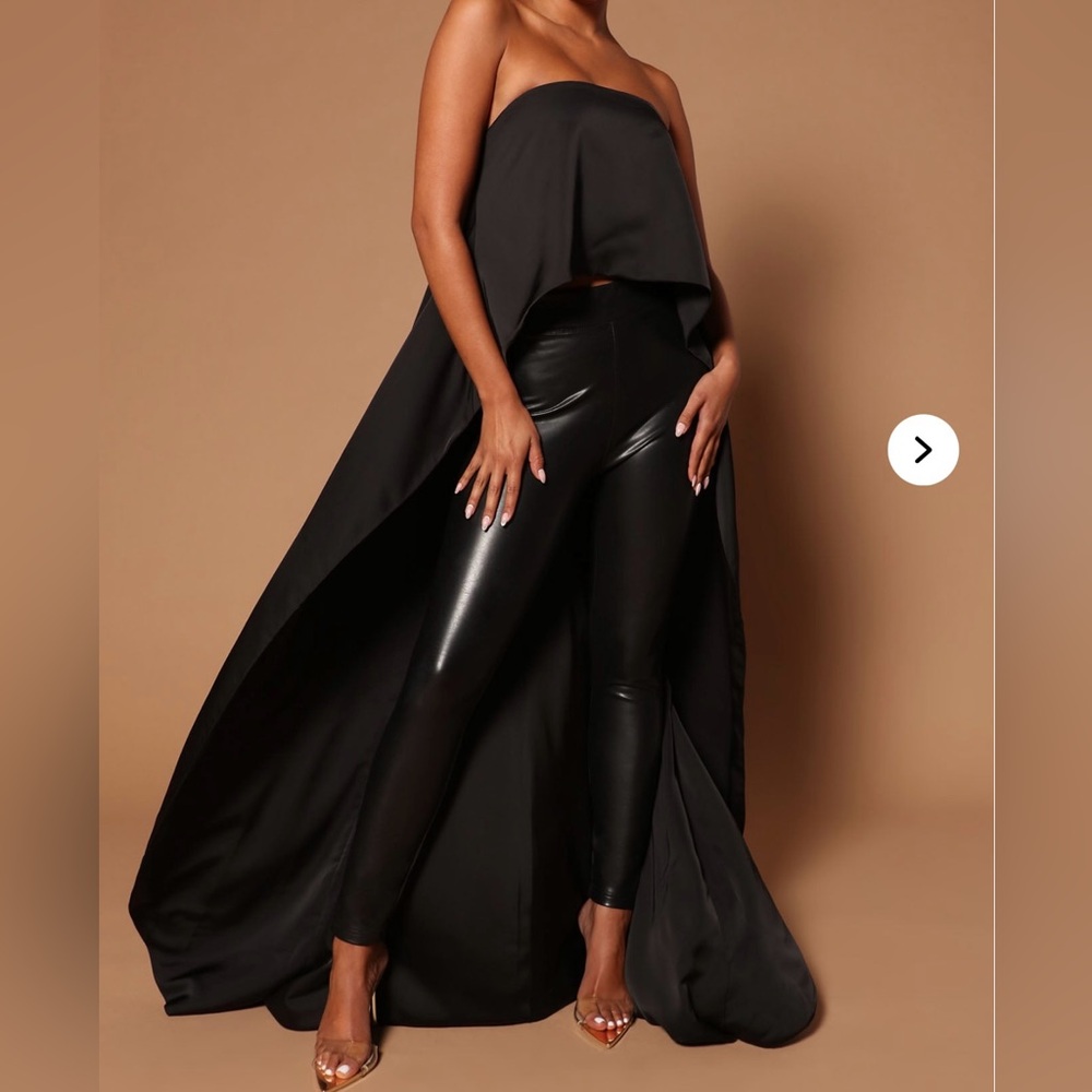 Elegant Black Strapless Crop Top With Train